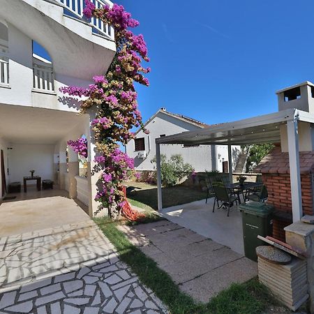 2 Bedroom Cozy Apartment In مارينا المظهر الخارجي الصورة