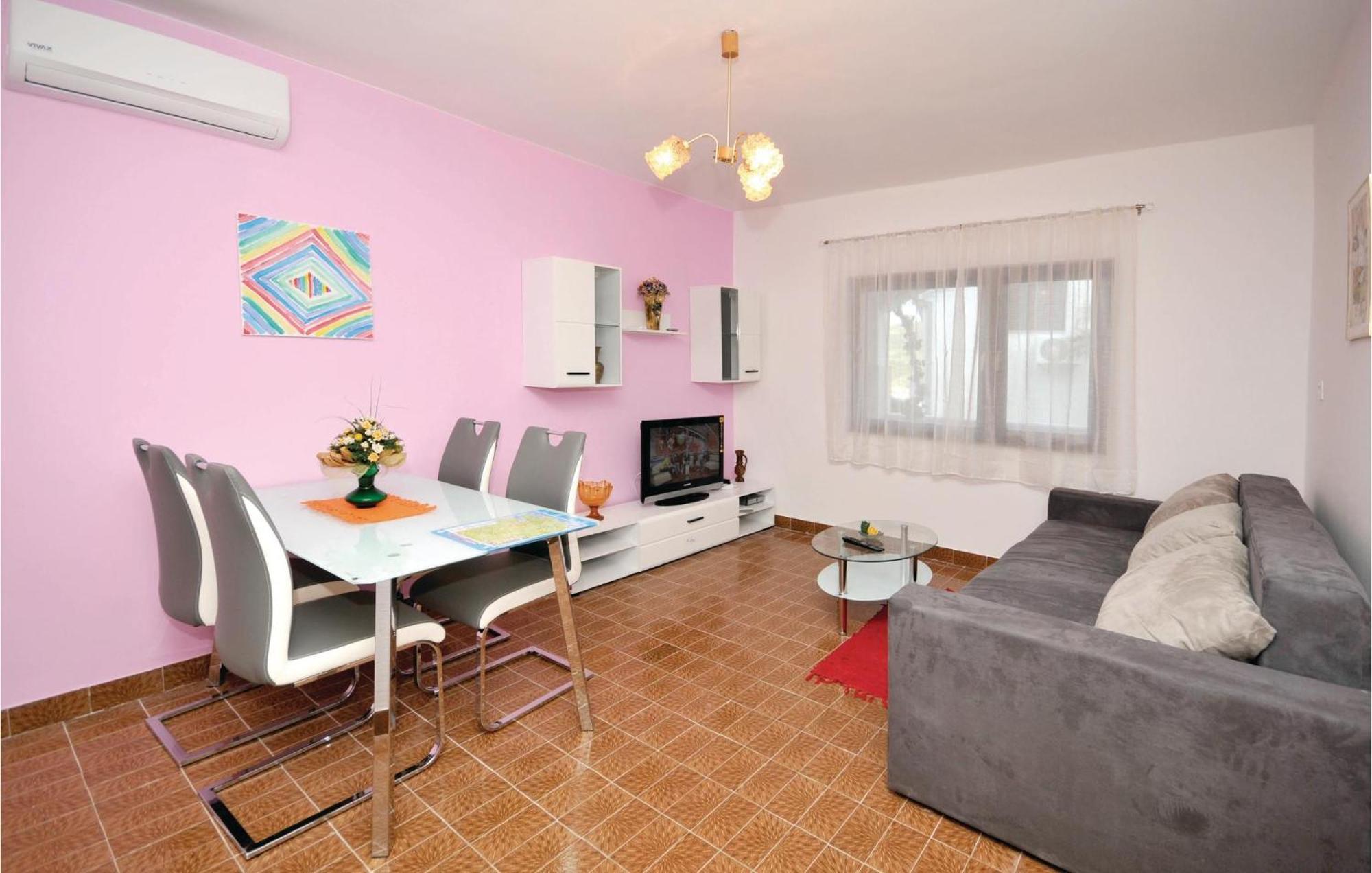2 Bedroom Cozy Apartment In مارينا المظهر الخارجي الصورة